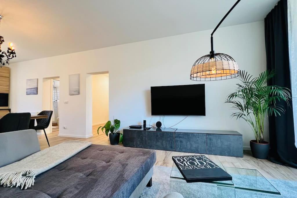 Designer 3 With Terrace & Parking *